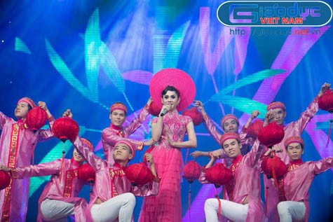 Trang phục áo dài với màu sắc nổi bật giúp Lâm Chi Khanh tỏa sáng trên sân khấu.